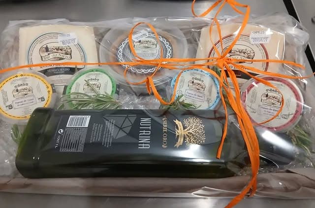 Nuestras cestas se adaptan a cada ocasión y a cada presupuesto 🎁🧀 Un regalo diferente, con productos artesanos de calidad.